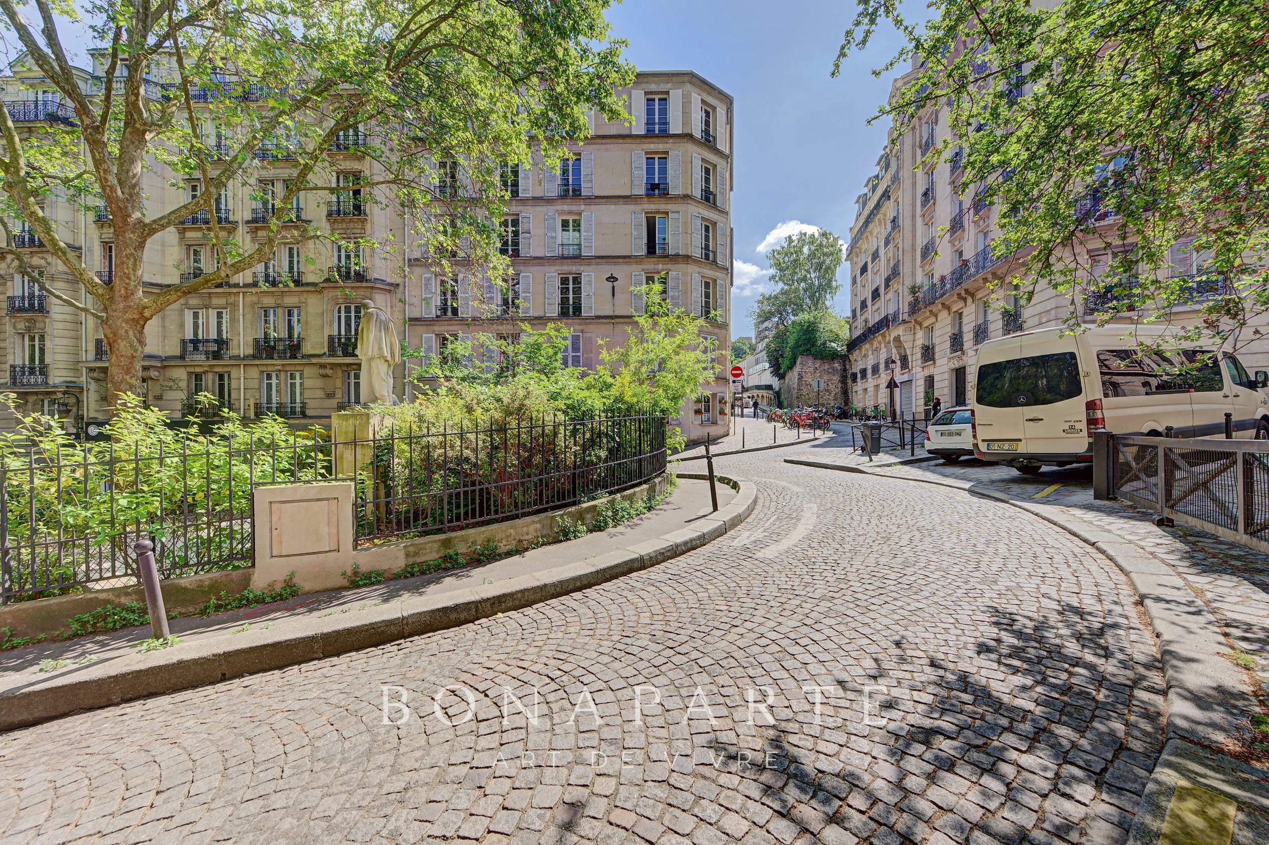 MONTMARTRE - PLACE CONSTANTIN-PECQUEUR